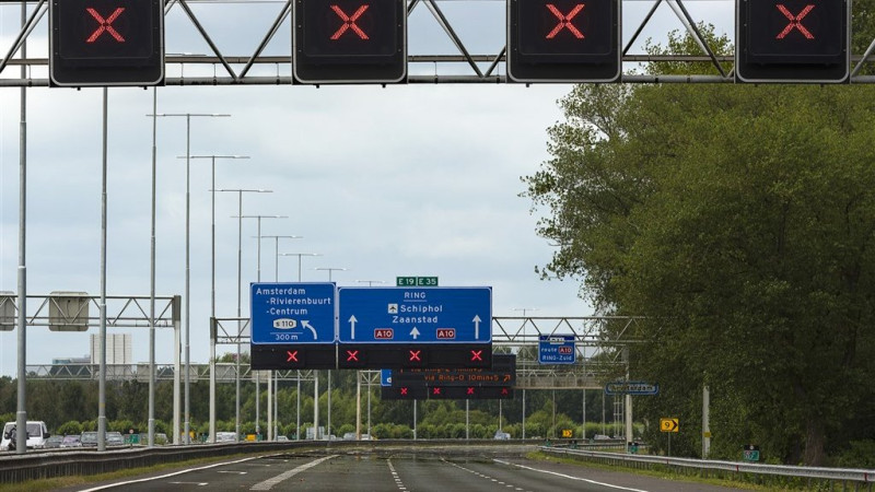 Rood Kruis boven de weg