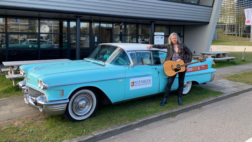 Erwin Nyhoff met Cadillac 