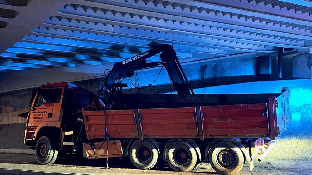 Truck onder viaduct