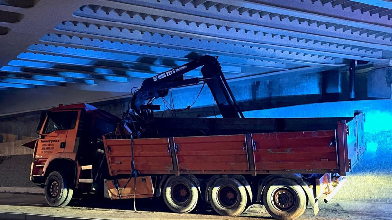 Truck onder viaduct 