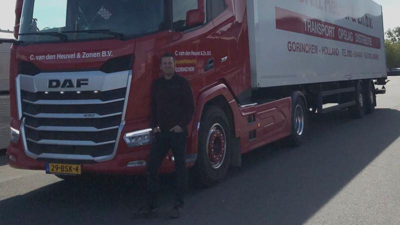 Trucker Tonnie met zijn nieuwe truck