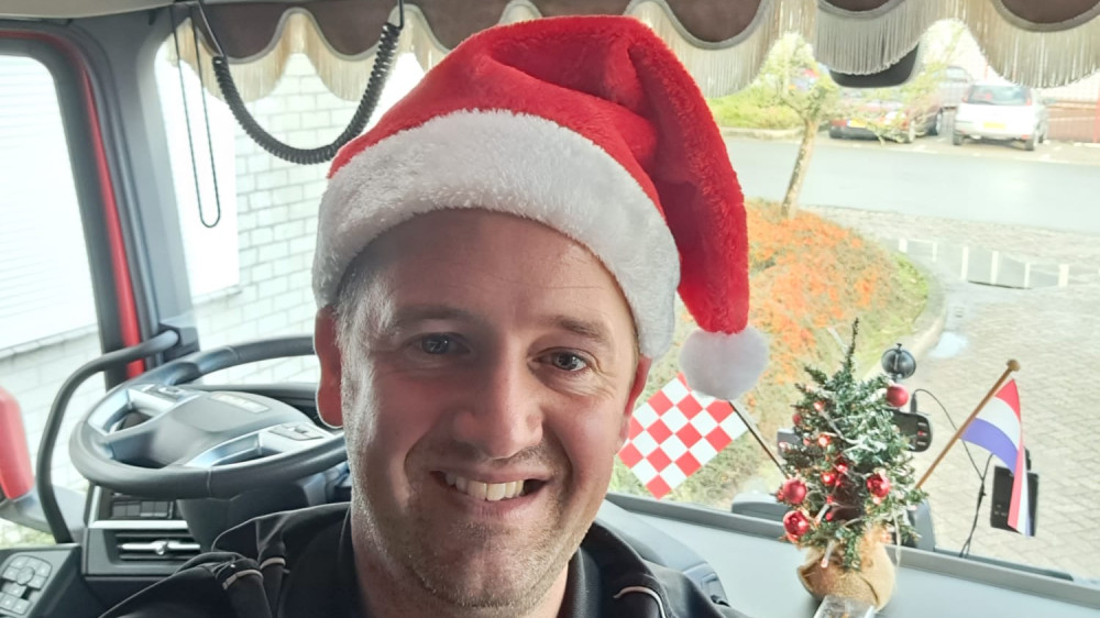 Trucker Tonnie in vrachtwagen met kerstversiering 2023